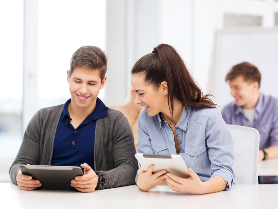 Junger Mann und junge Frau bei Weiterbildung (Symbolbild)