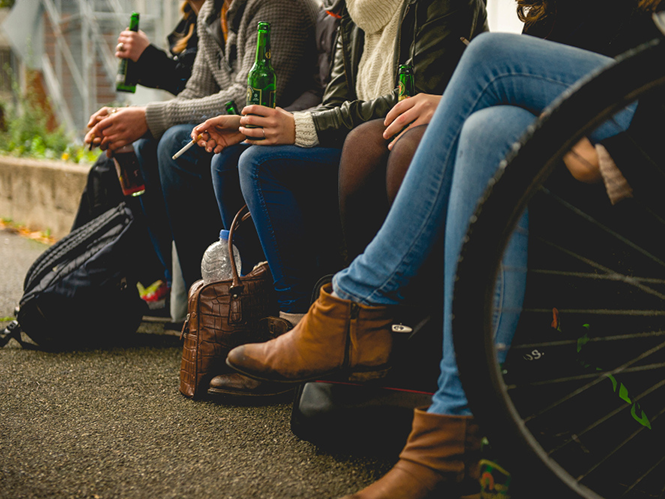 Jugendliche mit Zigaretten und Alkohol